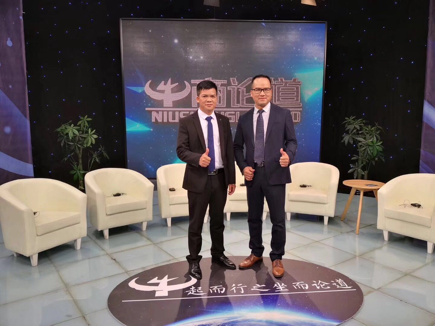 金生水建材負責(zé)人陸總（左）和央視著名主持人朱軼（右）